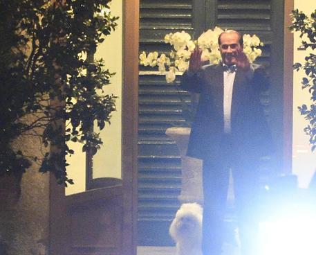 Silvio Berlusconi saluta i partecipanti all'incontro politico tenutosi nella sua villa di Arcore tra cui il ministro dell'Interno Matteo Salvini. © ANSA