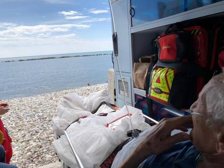 Anziano chiedere di vedere il mare, ambulanza si ferma © ANSA