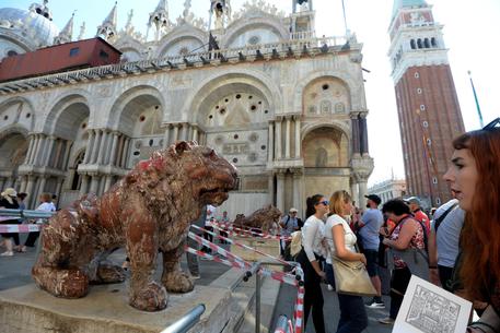 Venezia: vernice rossa su 'Leoncino' piazzetta San Marco © ANSA