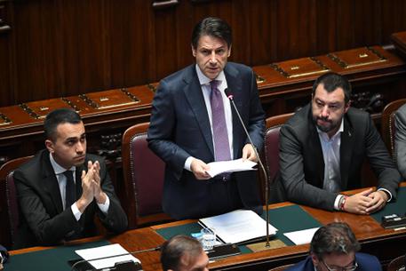 I vicepremier Luigi Di Maio (S) e Matteo Salvini (D) con il presidente del Consiglio Giuseppe Conte (C) in una foto di archivio © ANSA