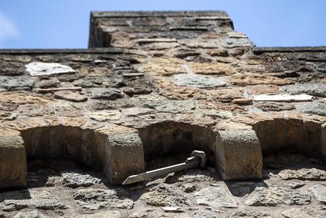++ Si staccano frammenti da mura 'Passetto' a Roma ++ © ANSA