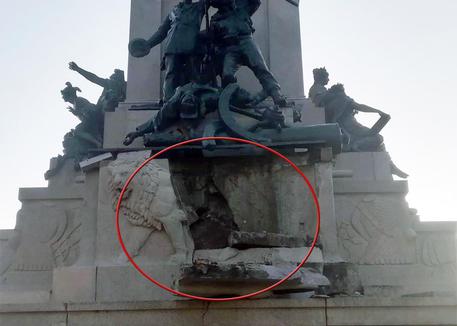 La statua di Garibaldi colpita dal fulmine © ANSA