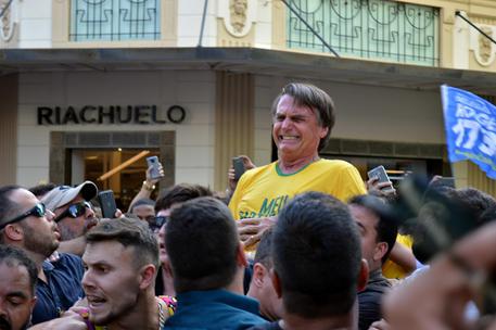Il momento dell'attentato a Jair Bolsonaro © EPA