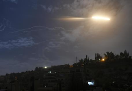 Missili nel cielo vicino all'aeroporto di Damasco © AP