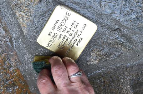 Una pietra d'inciampo posata a Torino © ANSA
