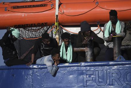 Migranti sulla Sea Watch © AP