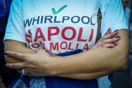 Un lavoratore della Whirlpool, con la maglietta 'Napoli non molla' © ANSA