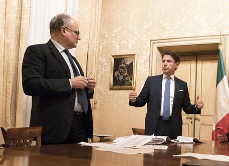Il presidente del Consiglio Giuseppe Conte con il ministro dell'Economia, Roberto Gualtieri © ANSA