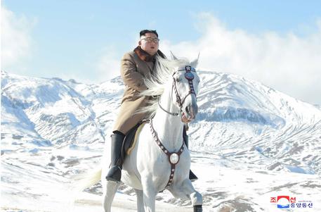 Il leader nordcoreano Kim Jong-un a cavallo sulla montagna Paektu © EPA