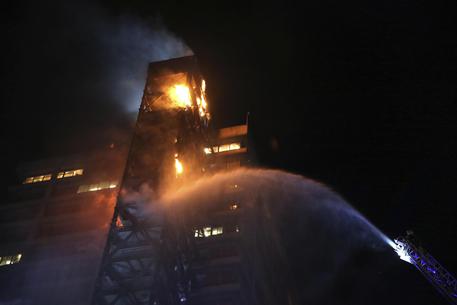 Cile: dato alle fiamme il palazzo dell'Enel a Santiago © AP