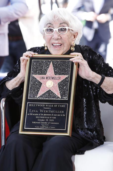 La directora Lina Wertmüller con su estrella en el paseo dela fama de Hollywood
