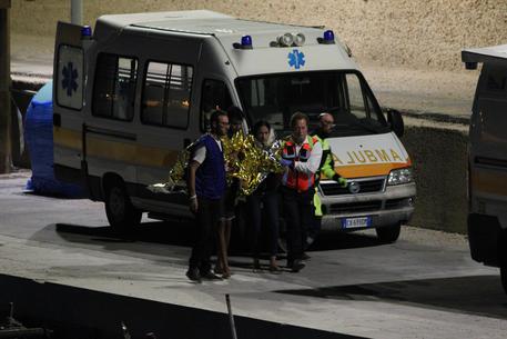 L'ambulanza sulla banchina di Lampedusa © ANSA