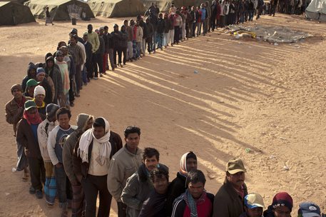 Migranti in un centro di raccolta © EPA