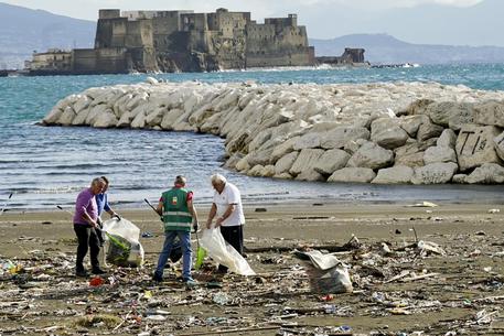 Maltempo:dopo mareggiata quintali plastica su arenile Napoli © ANSA