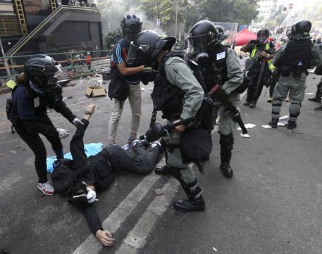 Polizia reprime la protesta ad Hong Kong © AP