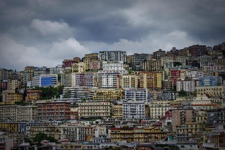 Panoramica di palazzi e case a Napoli © ANSA