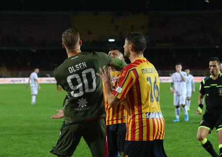 Lecce-Cagliari, lo scontro tra Robin Olsen e Gianluca Lapadula: espulsi entrambi © ANSA