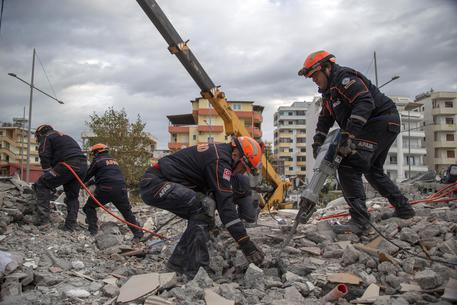 I lavori di soccorso dopo una delle scosse © AP