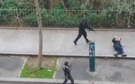 Un fermo immagine tratto dal filmato di un videoamatore postato su Youtbe mostra un momento  dell'assalto al giornale sartirico Charlie Hebdo, 7 gennaio 2015 © ANSA