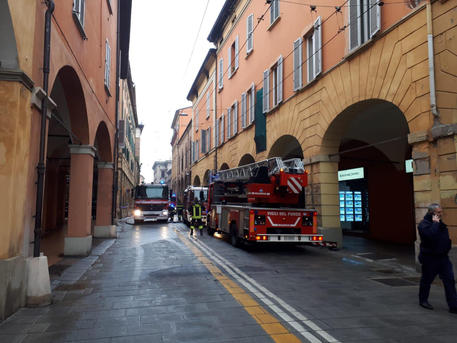 Incendio in palazzo a Bologna, morta una persona © ANSA