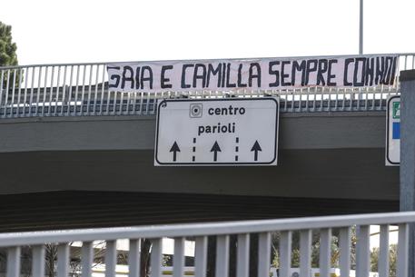 Lo striscione sul viadotto della tangenziale per ricordare le ragazze investite © ANSA