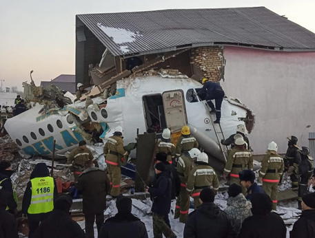 L'aereo caduto in Kazakistan © EPA