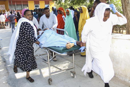 I soccorsi dopo l'attentato a Mogadiscio © EPA