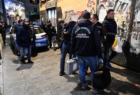 Polizia nel centro storico di Genova © ANSA