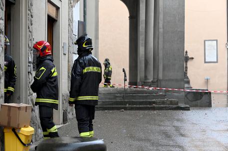 I Vigili del fuoco controllano un edificio lesionato © ANSA