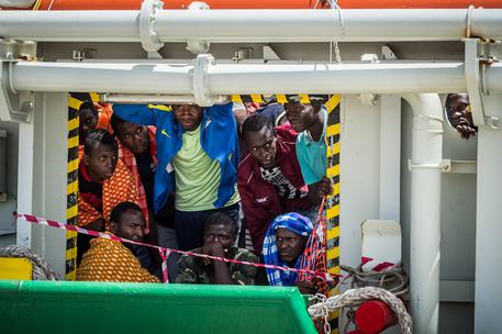 Migranti a bordo di un'imbarcazione © ANSA
