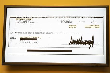 L'assegno del presidente Trump da Michael Cohen per testimoniare i pagamenti ordinati da Trump all'ex pornostar © EPA