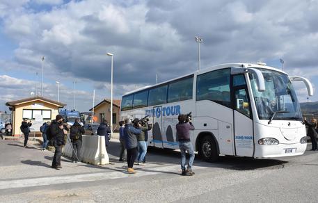 Migranti: Cara Mineo, partito primo bus con 25 profughi © ANSA