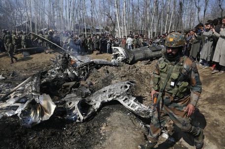 I resti di un elicottero indiano dopo lo schianto nella zona di Budgam © AP