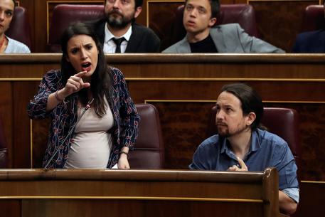 Irene Montero e Pablo Iglesias che ha lasciato il parlamento per 2 mesi per stare vicino ai suoi figli gemelli © ANSA 
