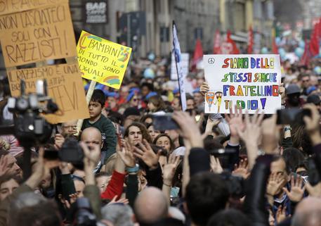 In migliaia per 'People, prima le persone' a Milano © AP