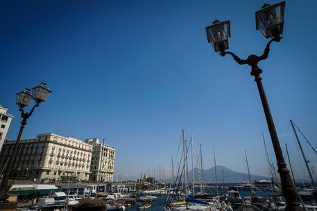 Alberghi sul lungomare di Napoli in una foto di archivio © ANSA