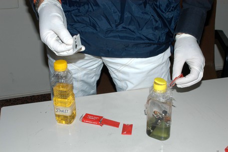 Il disinfettante ed  alcune lamette utilizzate per una circoncisione (archivio) © ANSA 