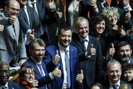 Il vice premier, Matteo Salvini, con senatori della Lega in Senato dopo il  voto © ANSA