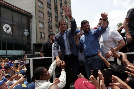Juan Guaido arringa i suoi sostenitori a Caracas © EPA