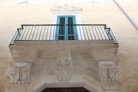 Un dettaglio di un balcone a L'Aquila, foto Enrica Di Battista ANSA 2019 © Ansa