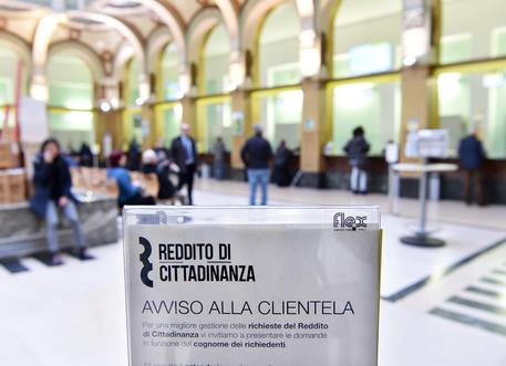 Primo giorno per fare richiesta del reddito di cittadinanza presso l'ufficio postale centrale in via Alfieri, Torino © ANSA