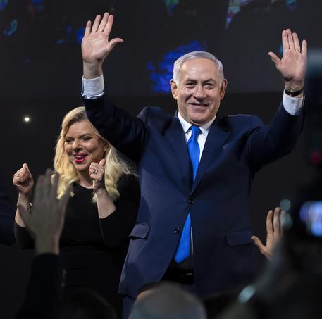 Benjamin Netanyahu and wife Sarah after election results in Tel Aviv © EPA