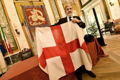 Il sindaco Bucci mostra la bandiera di Genova © ANSA