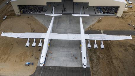 Primo volo per Stratolaunch, l'aereo più grande del mondo