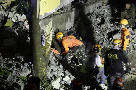 I soccorsi per due edifici crollati a nord di Manila © EPA