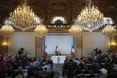 Emmanuel Macron nella conferenza stampa all'Eliseo © AP