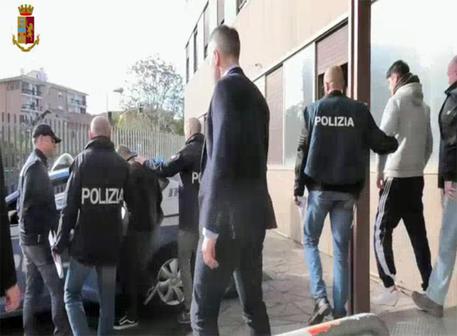 Un fermo immagine tratto da un video della polizia mostra l'arresto di due giovani viterbesi responsabili di violenza sessuale di gruppo nei confronti di un'italiana di 36 anni a Viterbo, © ANSA