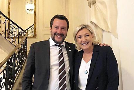 Marine Le Pen con il ministro dell'Interno Mateo Salvini dopo il loro incontro a Parigi, 5 aprile 2019 (Foro da TWITTER) © ANSA