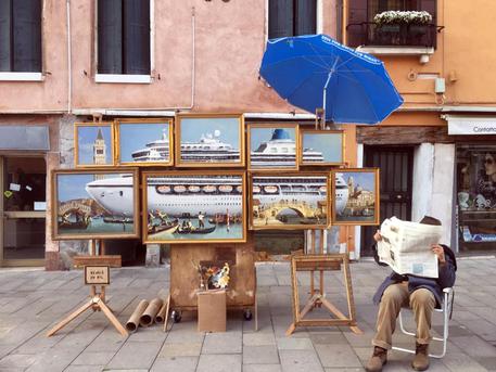 Bansky 'espone' a San Marco, allontanato da vigili © ANSA