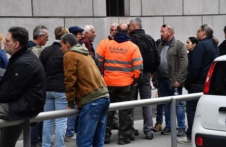 Un presidio a favore degli arrestati davanti al palazzo di Giustizia dopo gli scontri  con la polizia durante il corteo antifascista contro il comizio di Casapound, Genova, 24 maggio © ANSA